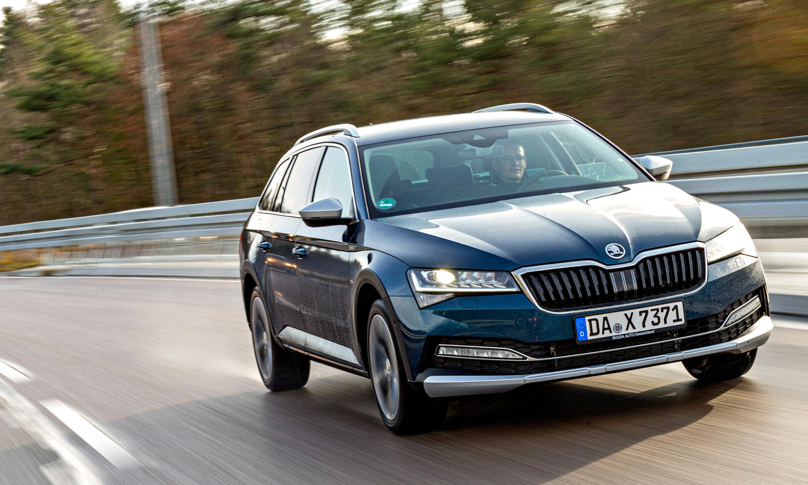 Högre markfrigång och tuffa skogsmulle-attribut. Grillen är ny för Scoutversionen. LED-strålkastare ingår i grundpriset.