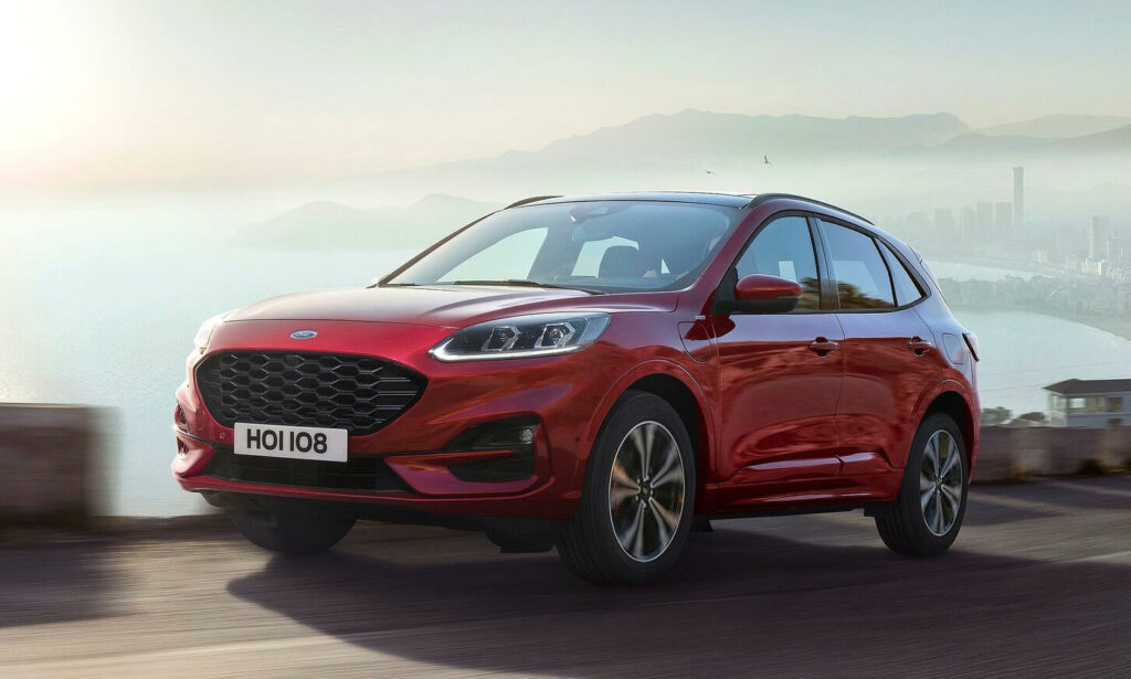 2019 års Ford Kuga kör längs en väg med stadsvy. (AI text)