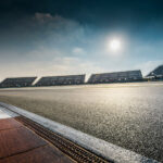 En racerbana med en soluppgång bakom den. (AI text)