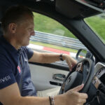 Alrik bakom ratten på en Rolls-Royce Cullinan.