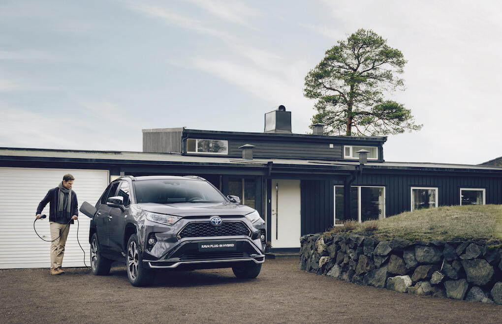 En Toyota RAV4 står parkerad framför en husfasad. (AI text)