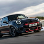 Stora, färggrant accentuerade luftintag. Mini JCW GP sticker inte under stol med vem som sitter i toppen av näringskedjan.