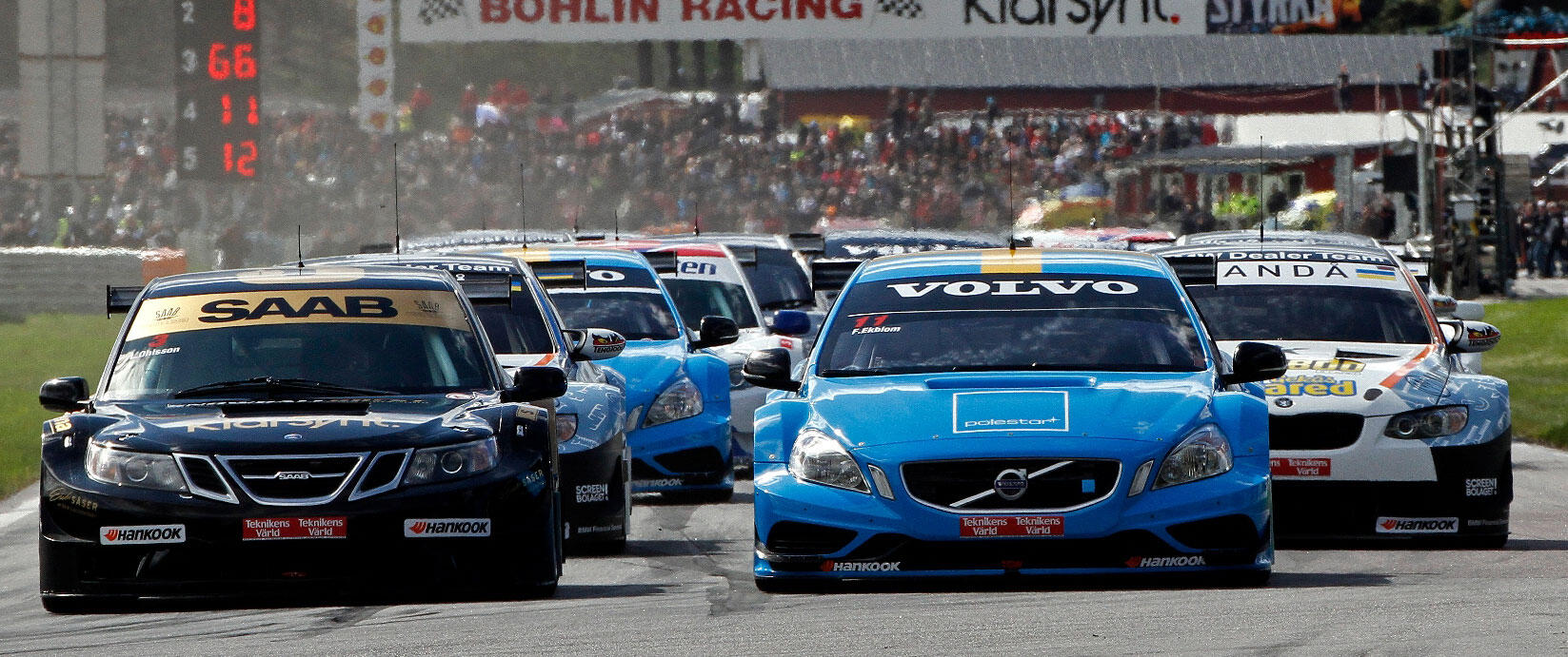 En racingbil kör nerför en racerbana. (AI text)