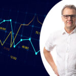 En man står framför en graf, med en man stående bredvid den. (AI text)