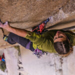 En person klättrar uppför en klippvägg i Yosemite. (AI text)