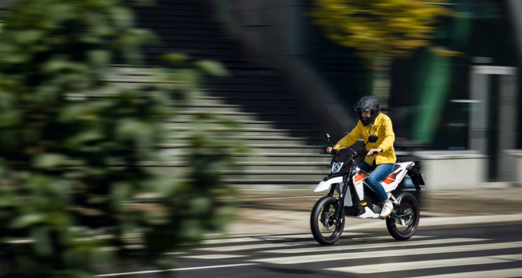 En person kör en motorcykel i en stad. (AI text)