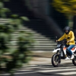 En person kör en motorcykel i en stad. (AI text)