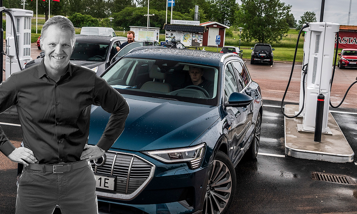 En man står bredvid en bil vid en elbilskoppling. (AI text)