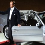 Vår krönikör (bakom ratten) tillsammans med Roger Moore.