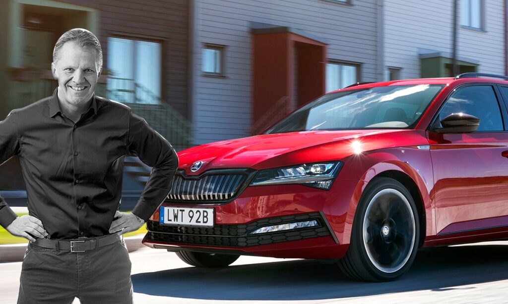 En man står bredvid en röd Skoda Polo. (AI text)