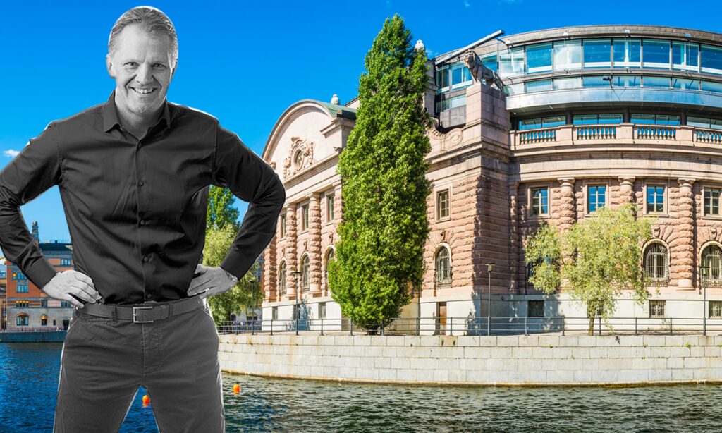 En man står framför ett byggnad i Stockholm. (AI text)