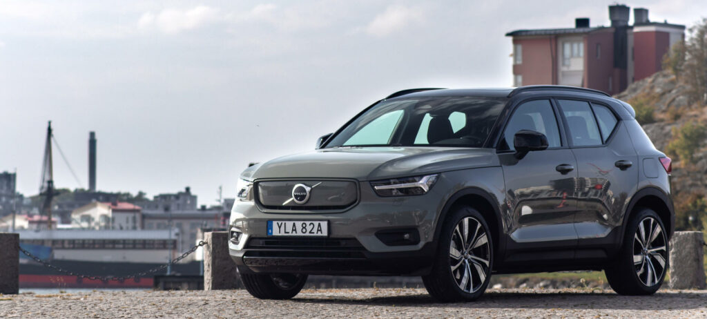 Plastsköld i stället för grill avslöjar att det är en eldriven XC40. Fälgarna på 19 och 20 tum är också nya och unika för modellen.