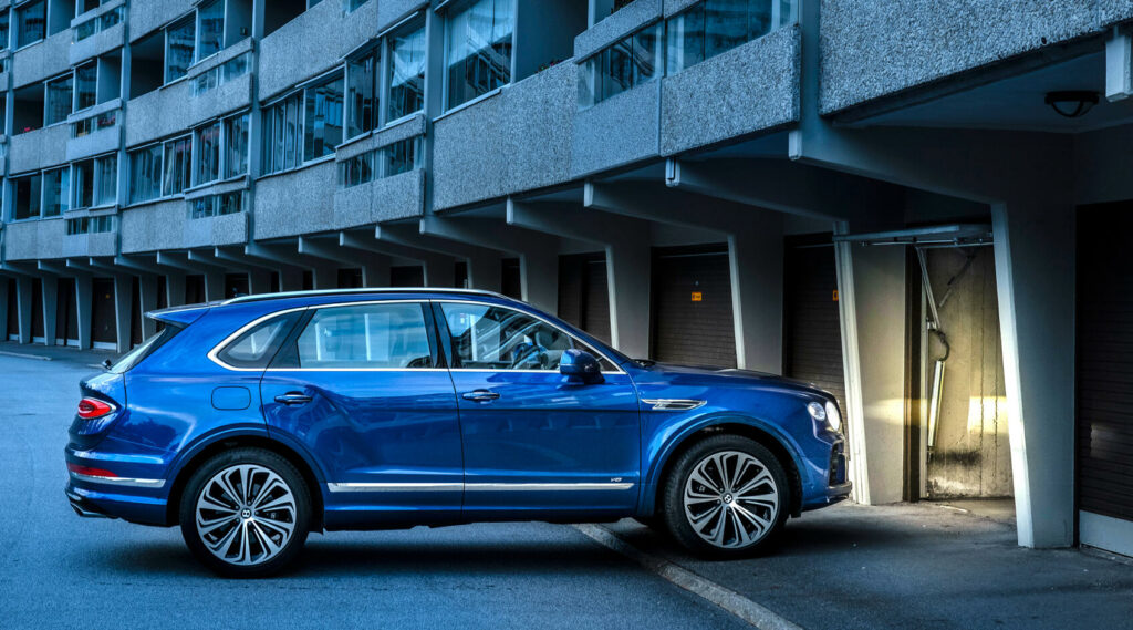 Med 2 222 mm mellan backspeglarna är det inte lätt att komma in i ett vanligt garage och ut ur bilen.