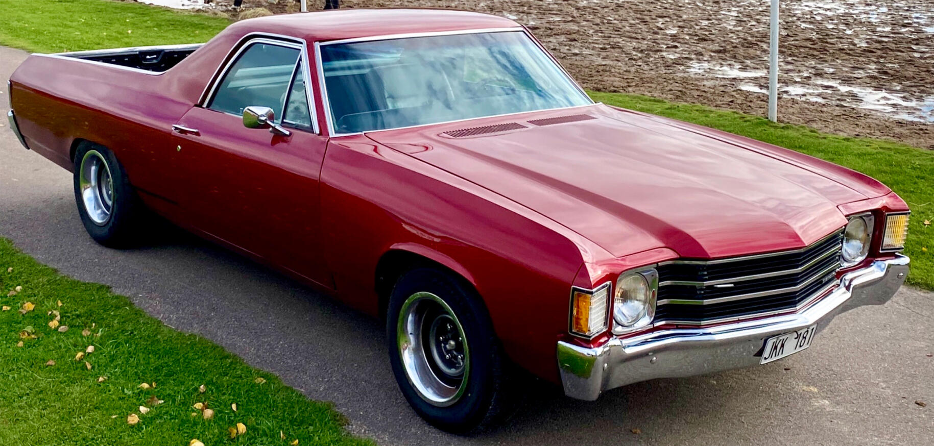 Janne brukar ligga raklång på rygg på flaket på sin El Camino och titta på molnen – det är bilglädje!