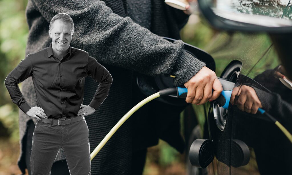 En man laddar sin bil. (AI text)