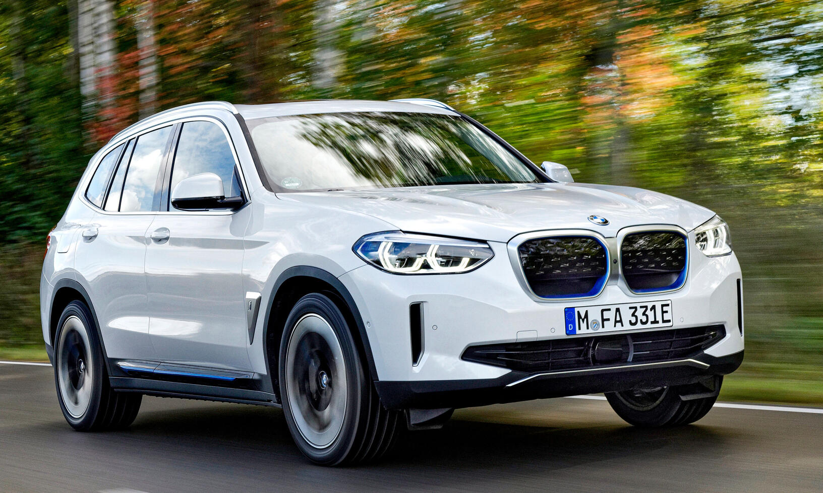 Designen kan kanske ses som bakåtsträvande, batteriet och drivlinan bjuder på de verkliga nyheterna.