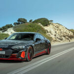 Knappt kamouflerad längre och med en hel arsenal under skalet: nya e-tron GT RS har luftfjädring, fyrhjulsstyrning och fyrhjulsdrift samt nästan 650 hästar.