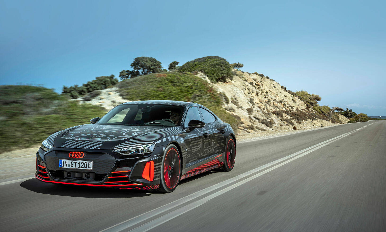 Knappt kamouflerad längre och med en hel arsenal under skalet: nya e-tron GT RS har luftfjädring, fyrhjulsstyrning och fyrhjulsdrift samt nästan 650 hästar.