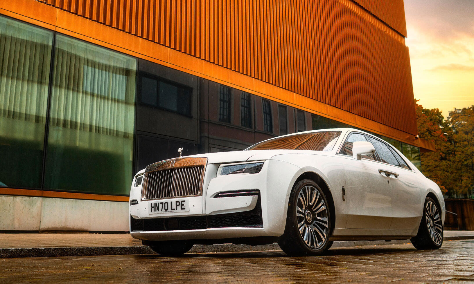 Med 5,55 meters längd är Ghost en stor bil, men den upplevs förvånansvärt kompakt.