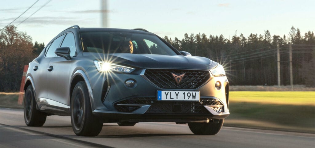 Arg uppsyn och bredbent stance. LED-strålkastarare är standard.