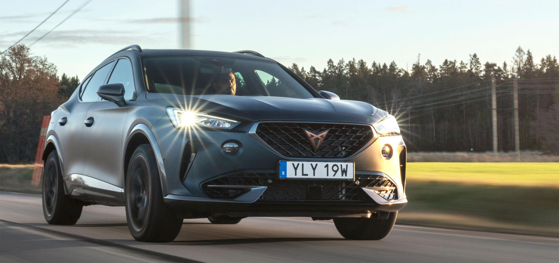 Arg uppsyn och bredbent stance. LED-strålkastarare är standard.