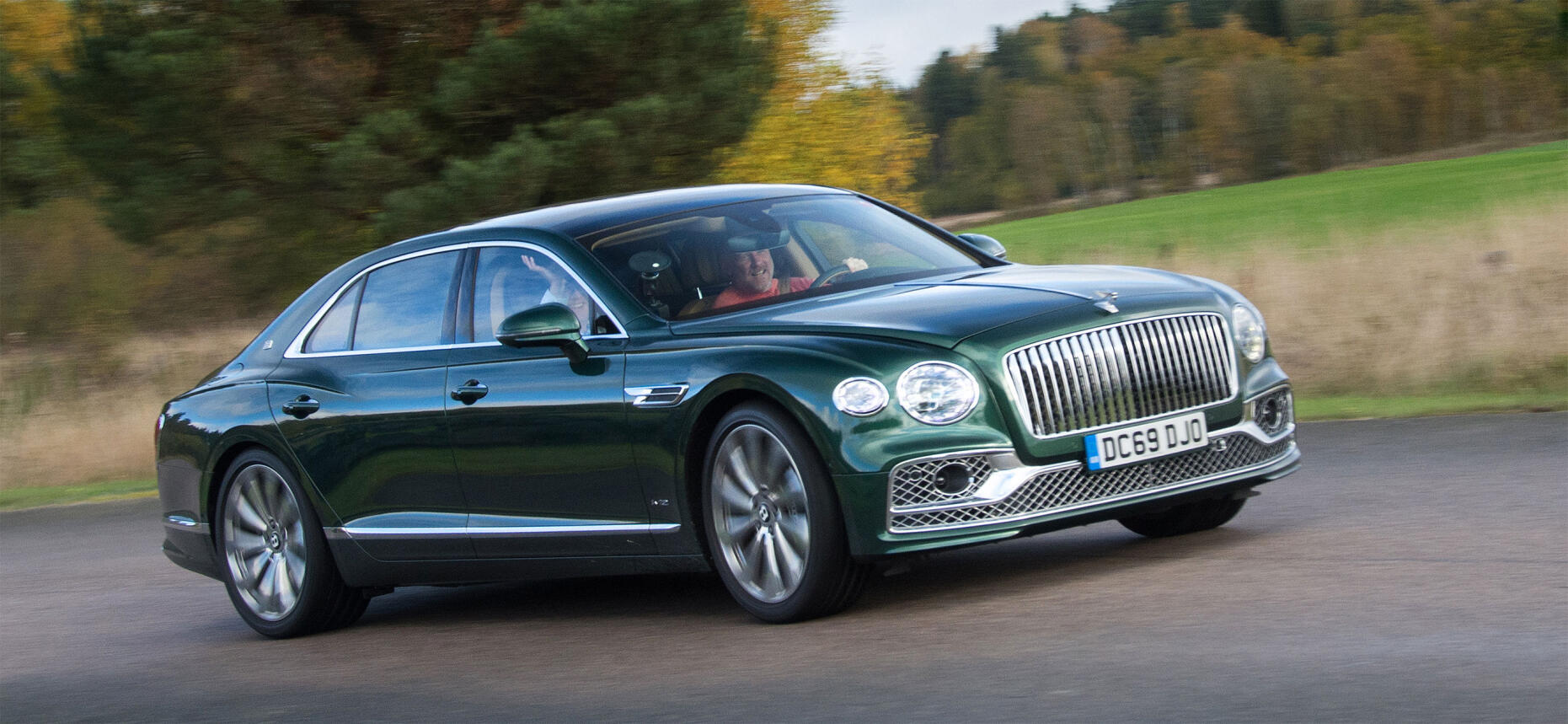 På landsväg trivs nya Flying Spur mer än suveränt.