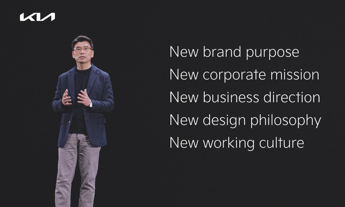 En man står framför en bil. (AI text)