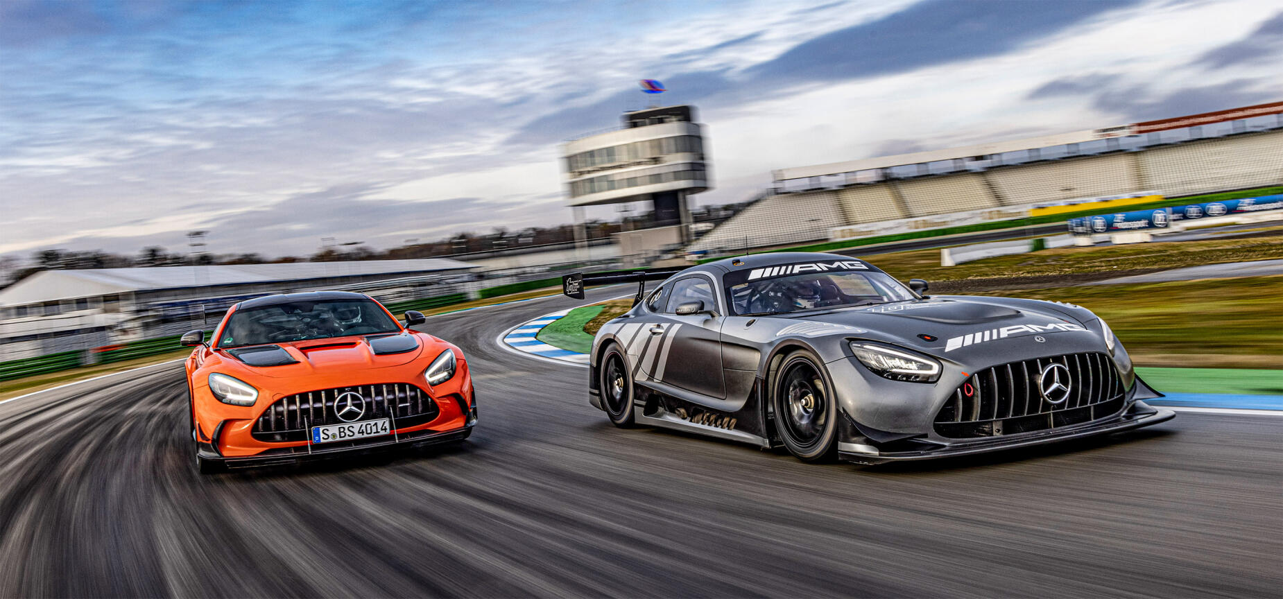 Hur mycket skiljer sig AMG-GT Black Series (t.v.) från den renodlade tävlingsbilen. Vi har testat!