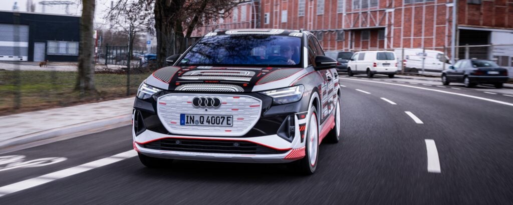 Audi vill inte visa oss Q4 e-trons utsida okamouflerad ännu. Insidan är däremot en annan femma.