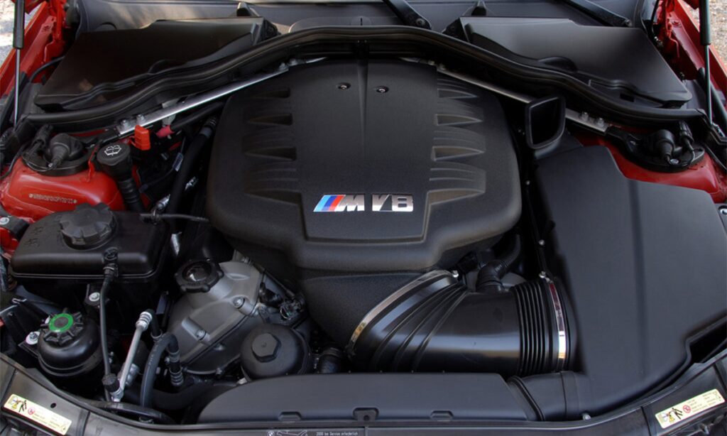 BMW M5 motorrum (AI text)