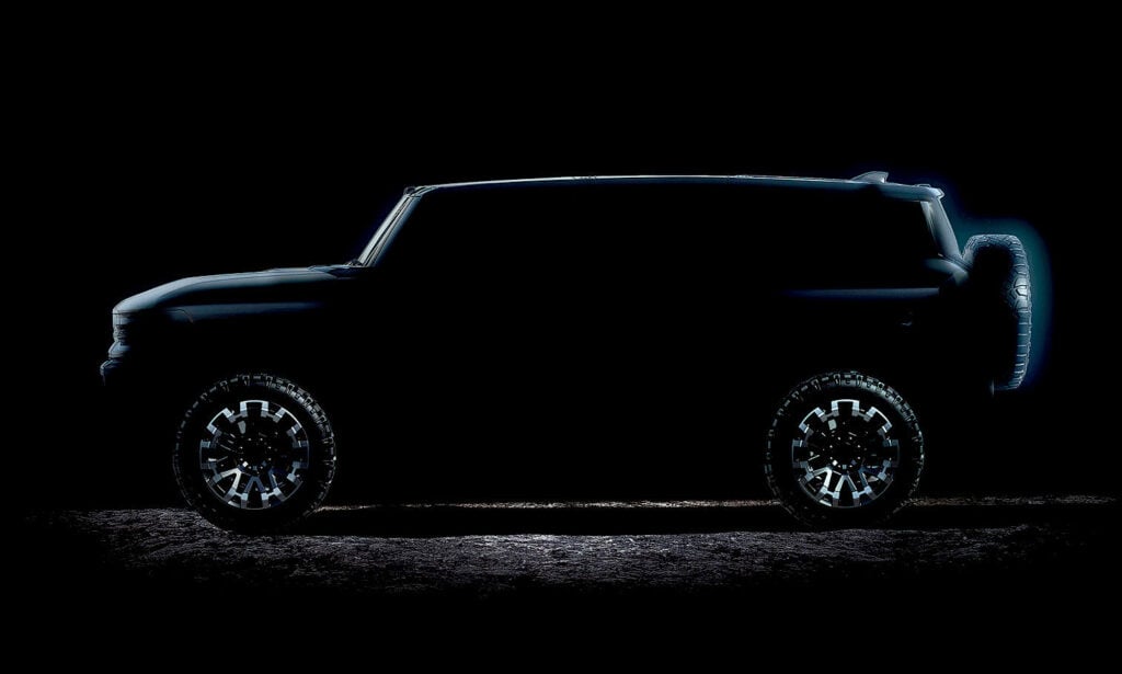 Nissan FJ Cruiser är en SUV som är parkerad i mörkret. (AI text)