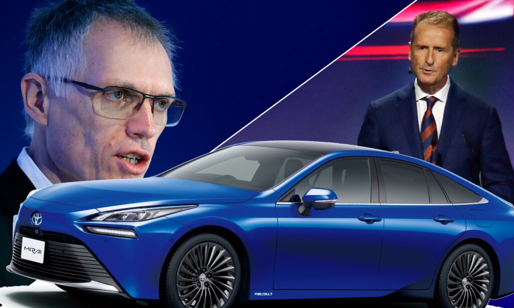 En blå bil med en man i kostym och en kvinna i kostym. (AI text)