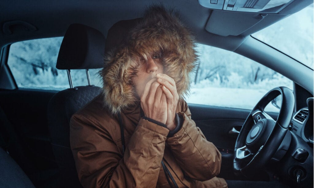 En man kör en bil i snön. (AI text)