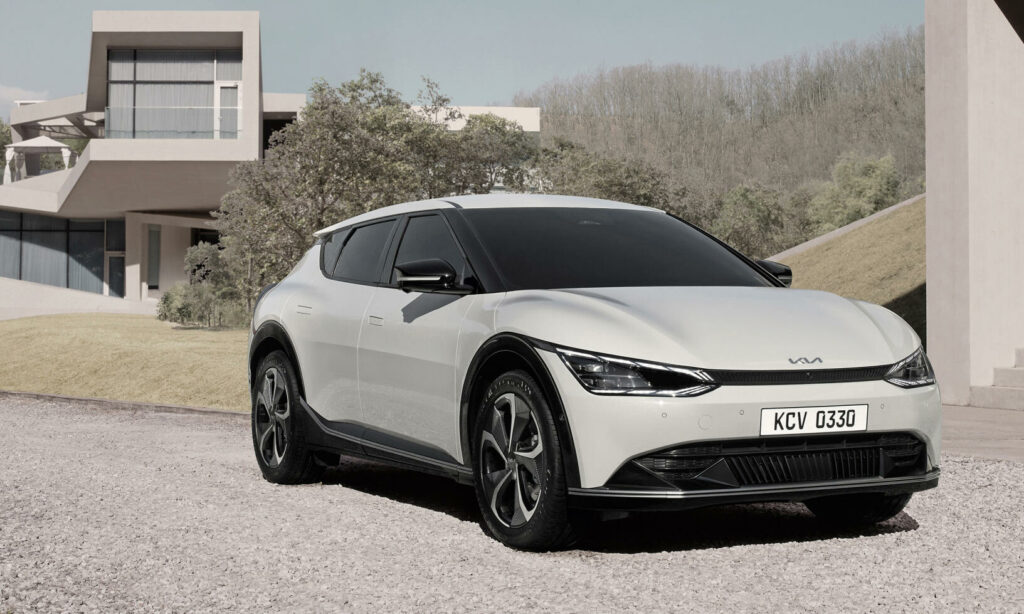 En vit bil parkerad framför ett modernt hus. (AI text)