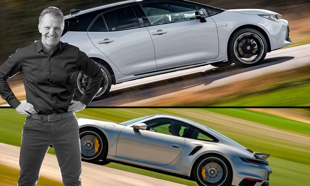 En man står bredvid en Porsche 911 RS och en Porsche 911 RS. (AI text)