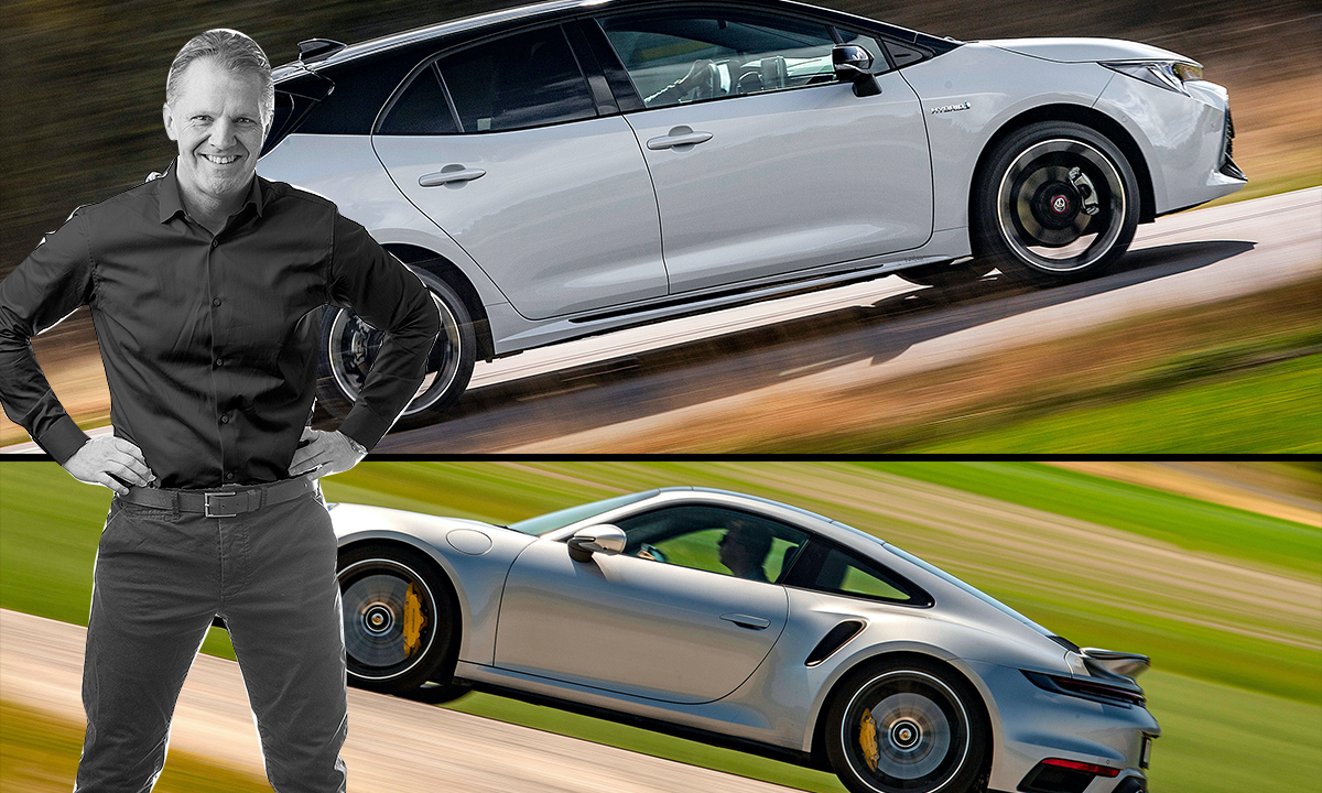 En man står bredvid en Porsche 911 RS och en Porsche 911 RS. (AI text)