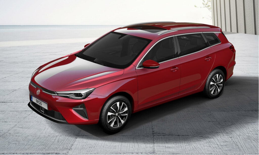 Den nya Toyota RAV4 parkerad framför ett byggnad. (AI text)