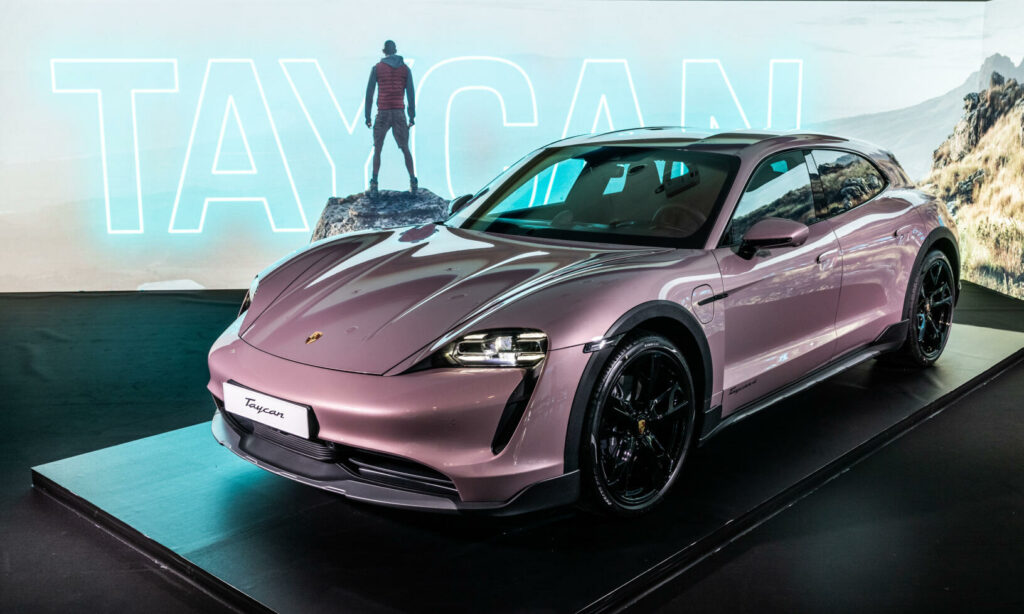 En Porsche Taycan visas upp på en bilmesse. (AI text)