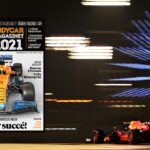 Röd Bull-racingbil på en bana (AI text)