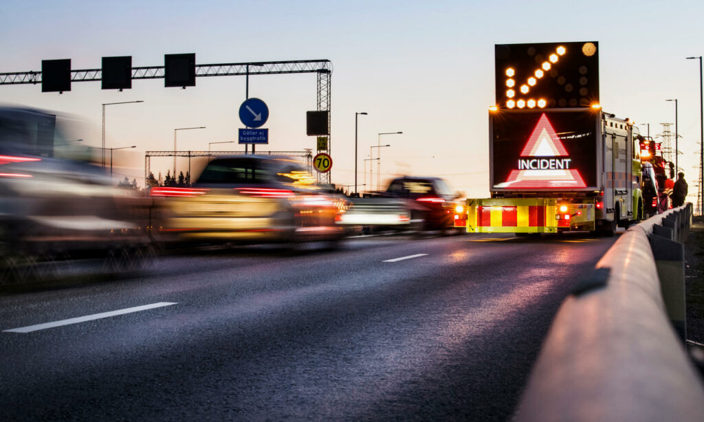En trafikljus på en motorväg (AI text)