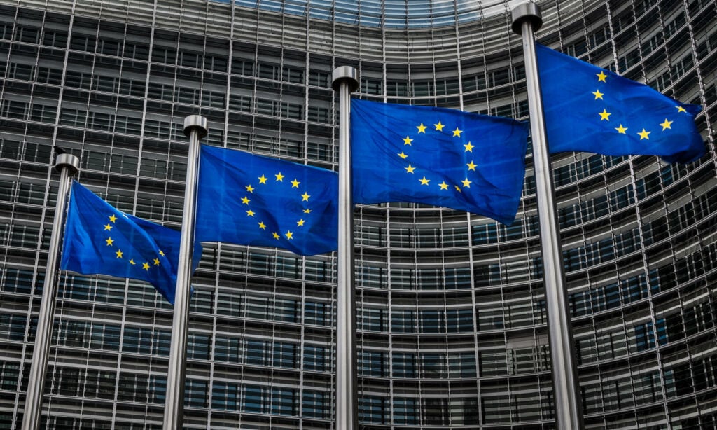 Eu-flaggor fladdrar framför Europakommissionens byggnad i Bryssel. (AI text)