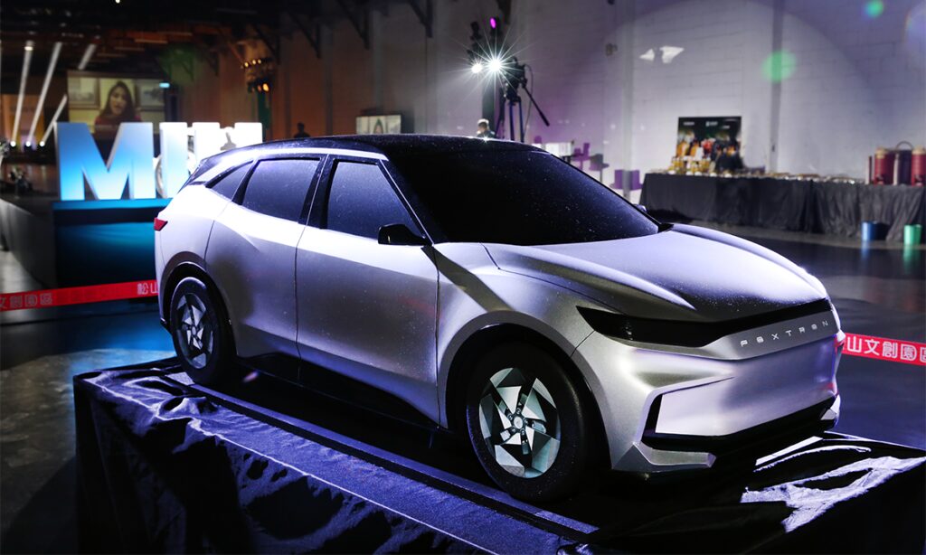 En bil visas upp på en utställning. (AI text)