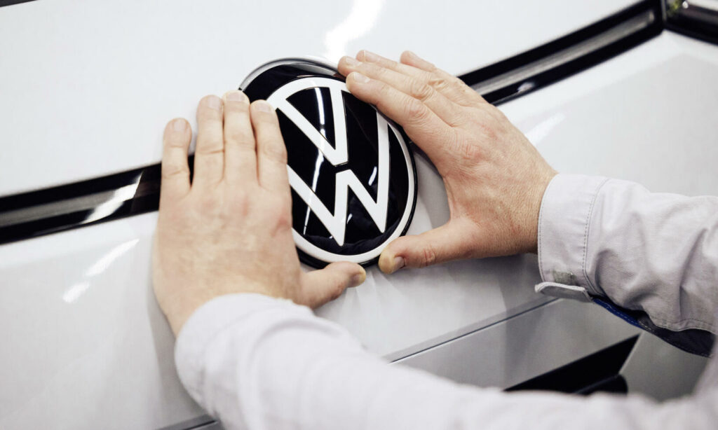 En Volkswagen-logotyp på en bil. (AI text)