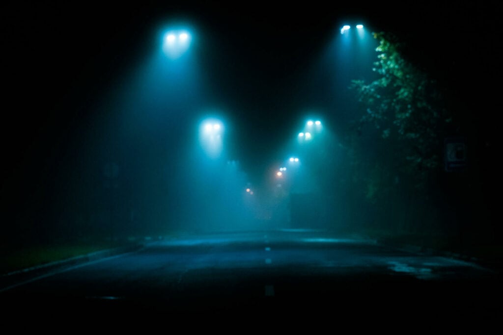 En gata med ljus i mörkret (AI text)