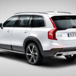 Volvo XC90 SUV i vitt (AI text)