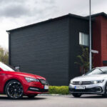 en grupp bilar parkerade framför ett hus (AI text)