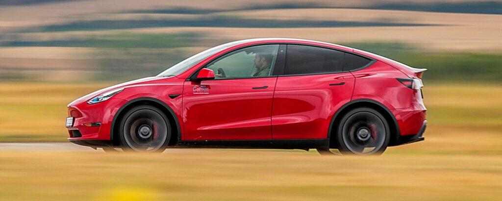 En Tesla Model Y kör på en väg. (AI text)