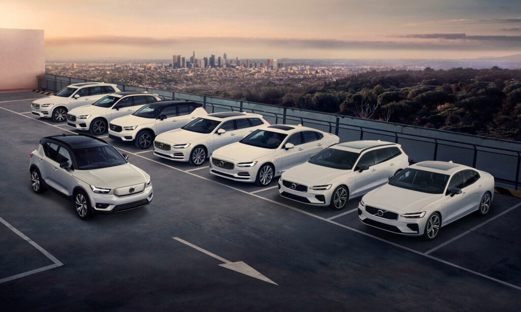 En grupp bilar parkerade i en garageplats (AI text)