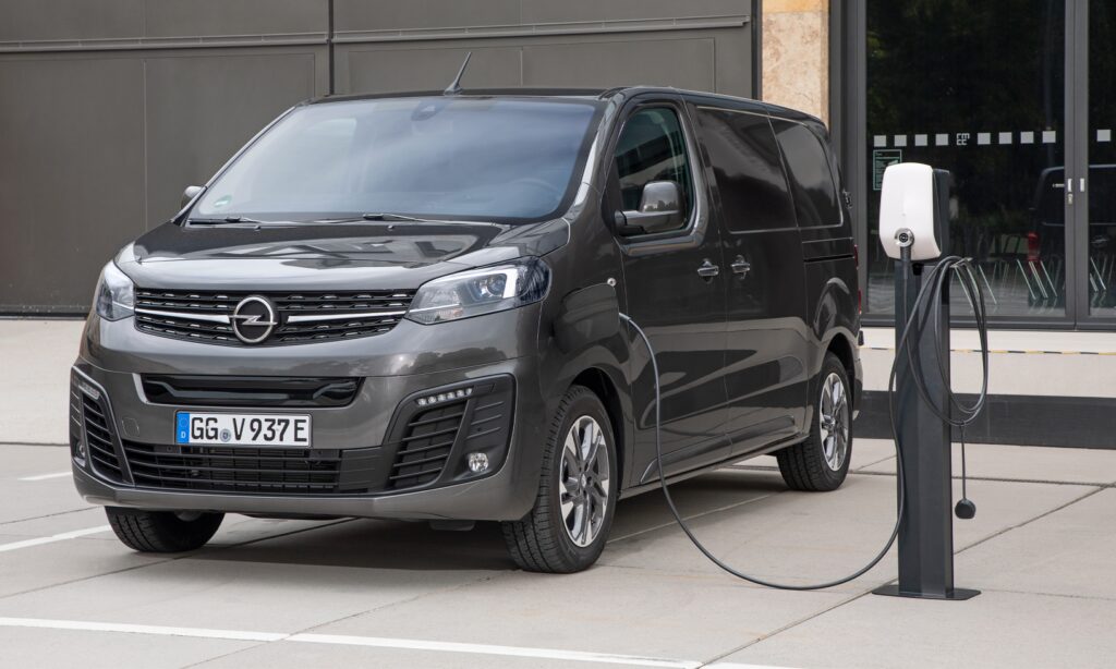 Transportbilen Opel Vivaro-e och dess syskon Peugeot e-Expert och Citroën ë-Jumpy kommer snart finnas som vätgasladdhybrider.