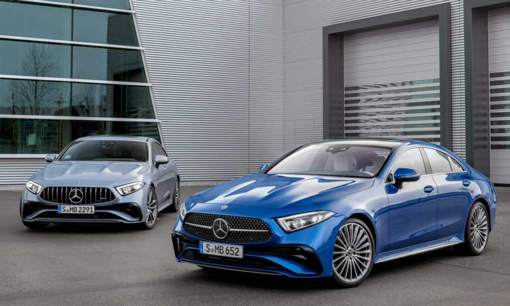 Mercedes-Benz C-klass coupé och sedan parkerade framför ett byggnad. (AI text)